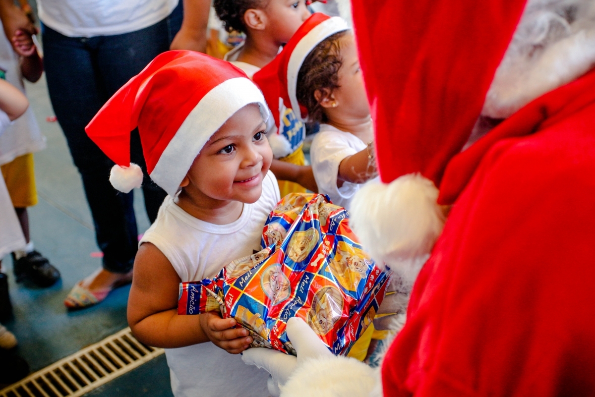 Crianças recebendo doações de Natal
