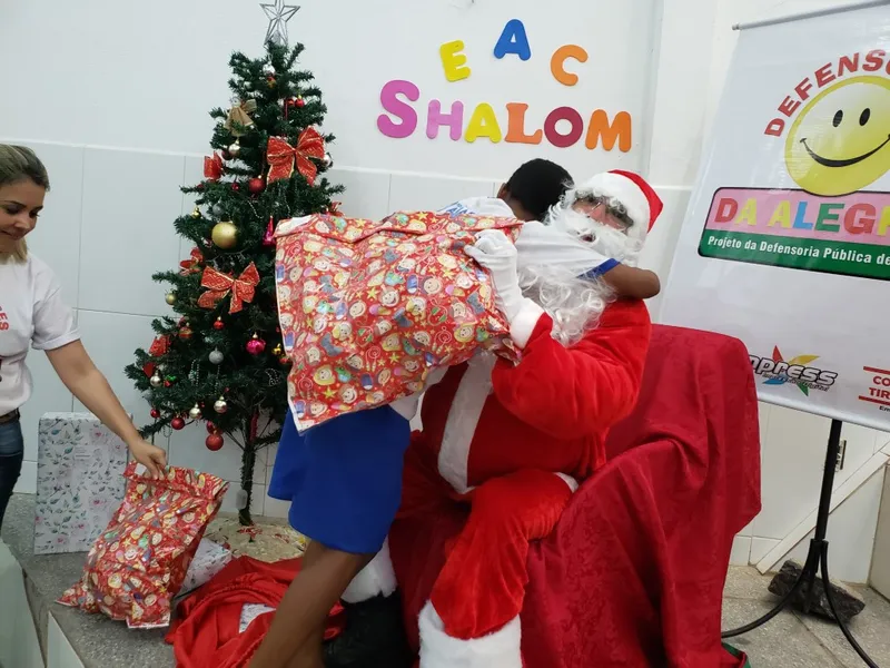 Santa Claus entregando presentes para crianças no Natal