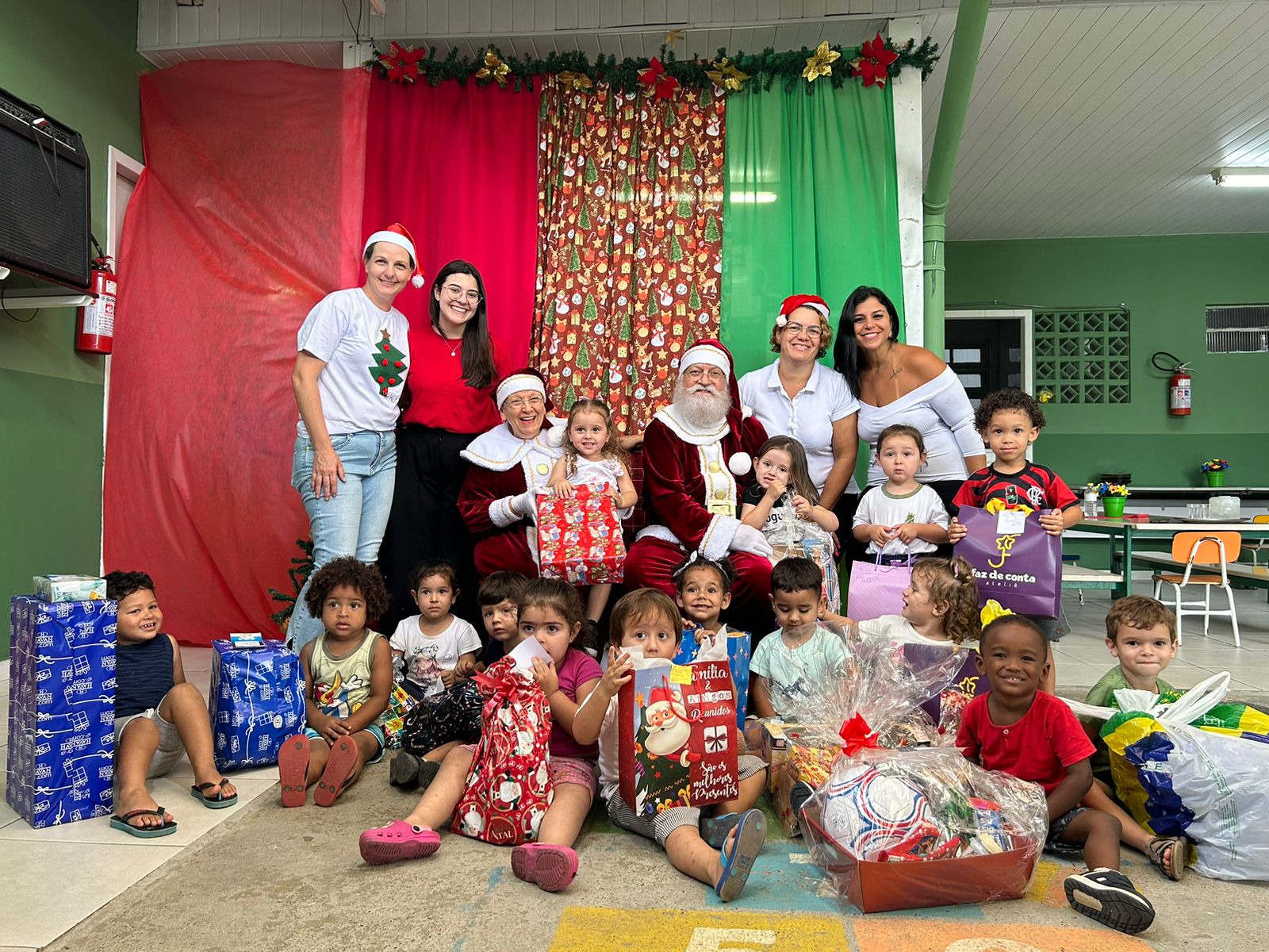Natal Solidário - Crianças e famílias recebendo doações